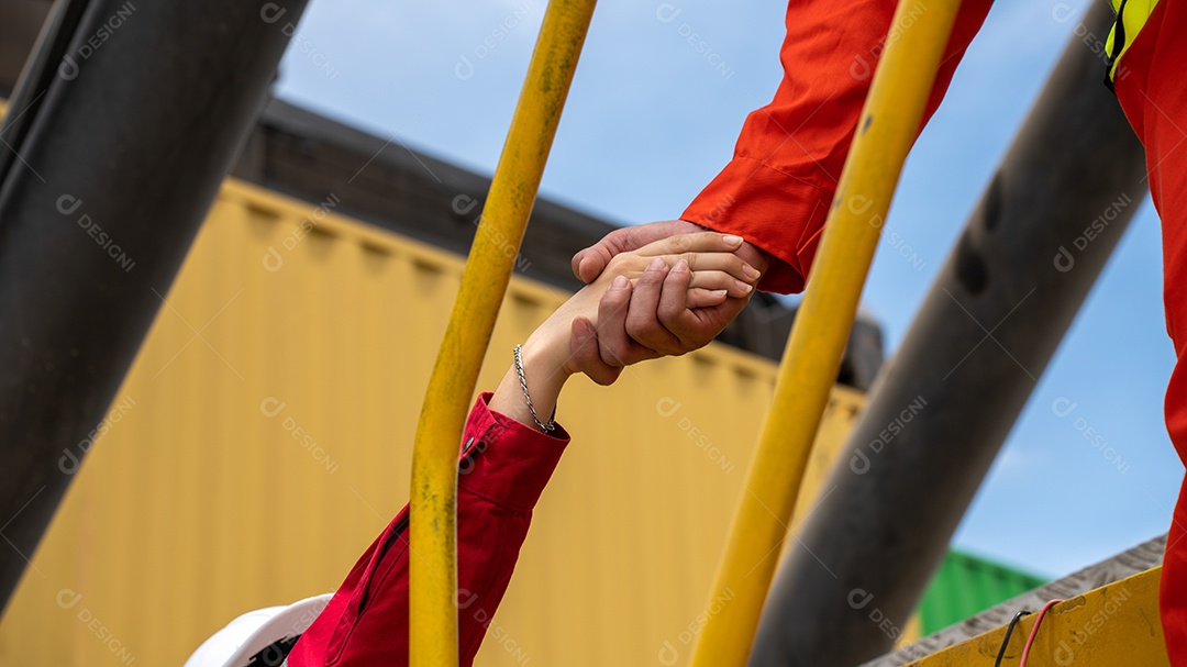 Empilhadeira de motorista segurando a mão do capataz puxando a empilhadeira.