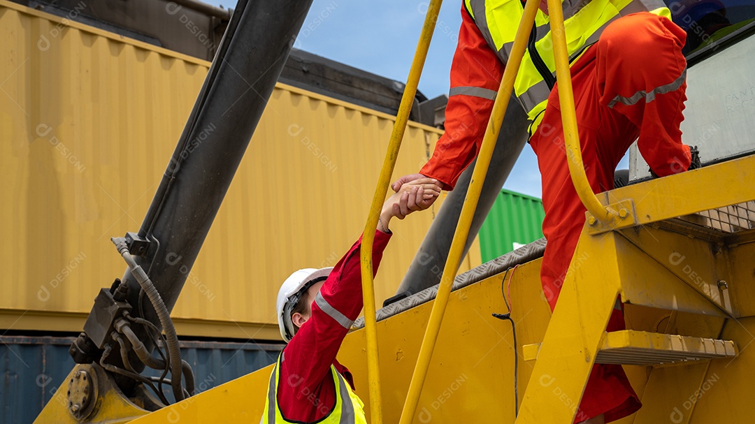 Empilhadeira de motorista segurando a mão do capataz puxando a empilhadeira.