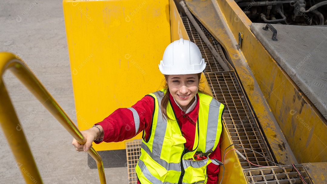 Senhora capataz Motorista subindo escadas para empilhadeira de contêiner.