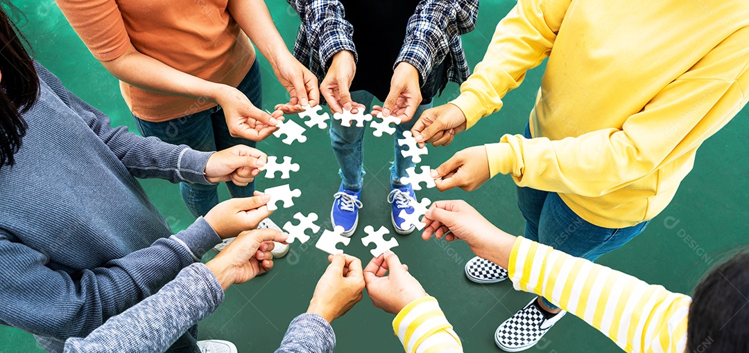 Parceria crescer e colocar o quebra-cabeça para conectar parceiro de negócios e integração de conexão.