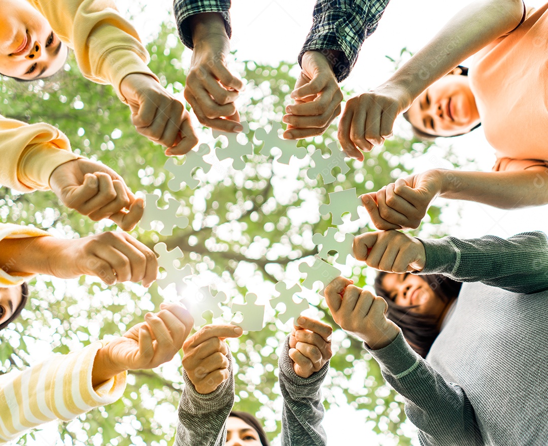 Parceria crescer e colocar o quebra-cabeça para conectar parceiro de negócios e integração de conexão.