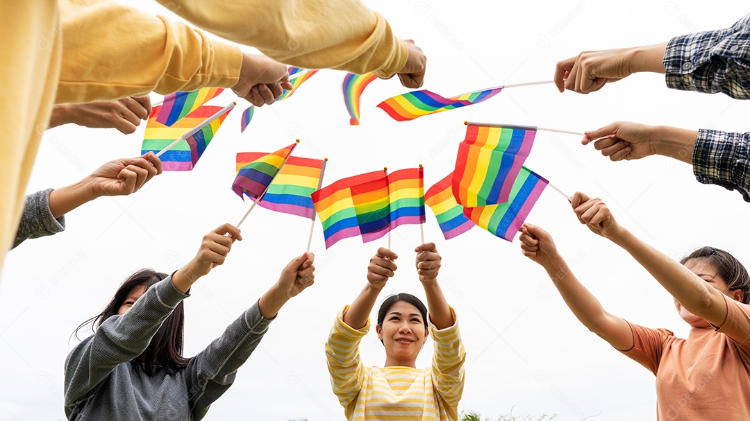 Bandeiras do arco-íris LGBTQ sendo acenadas símbolo da diversidade gay e lésbica.