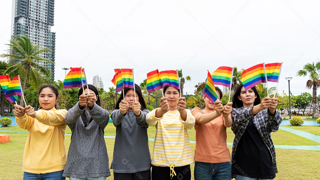 Bandeiras do arco-íris LGBTQ sendo acenadas símbolo da diversidade gay e lésbica.