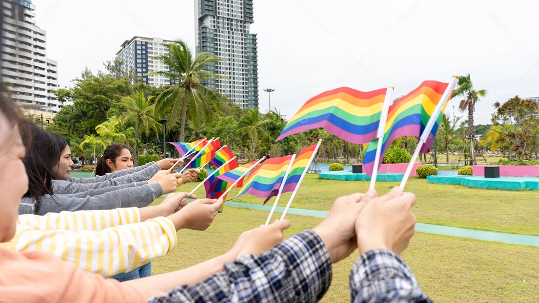Bandeiras do arco-íris LGBTQ sendo acenadas símbolo da diversidade gay e lésbica.