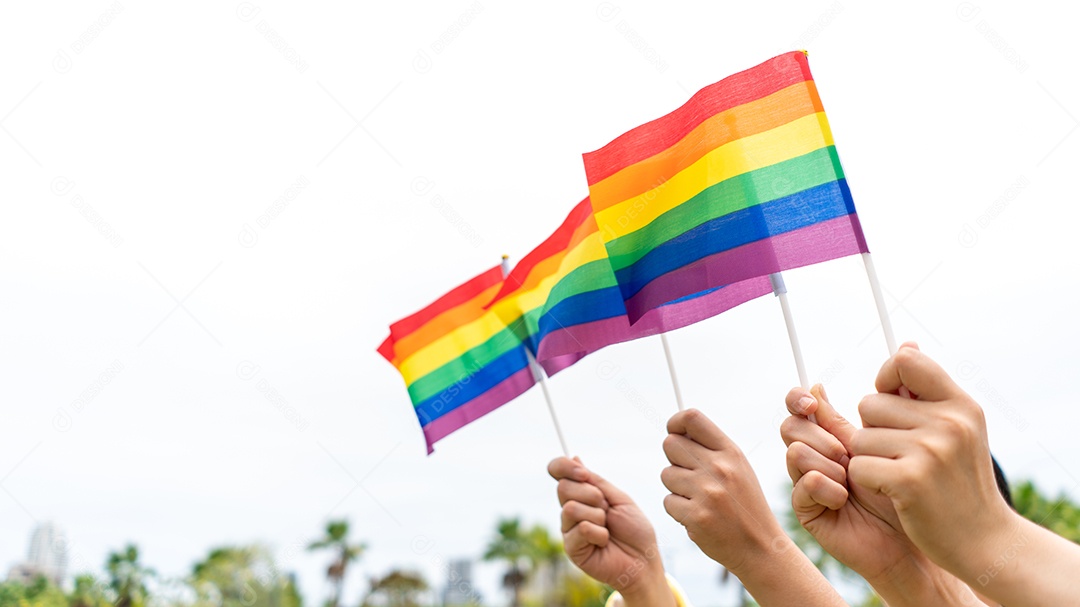 Bandeiras do arco-íris LGBTQ sendo acenadas símbolo da diversidade gay e lésbica.
