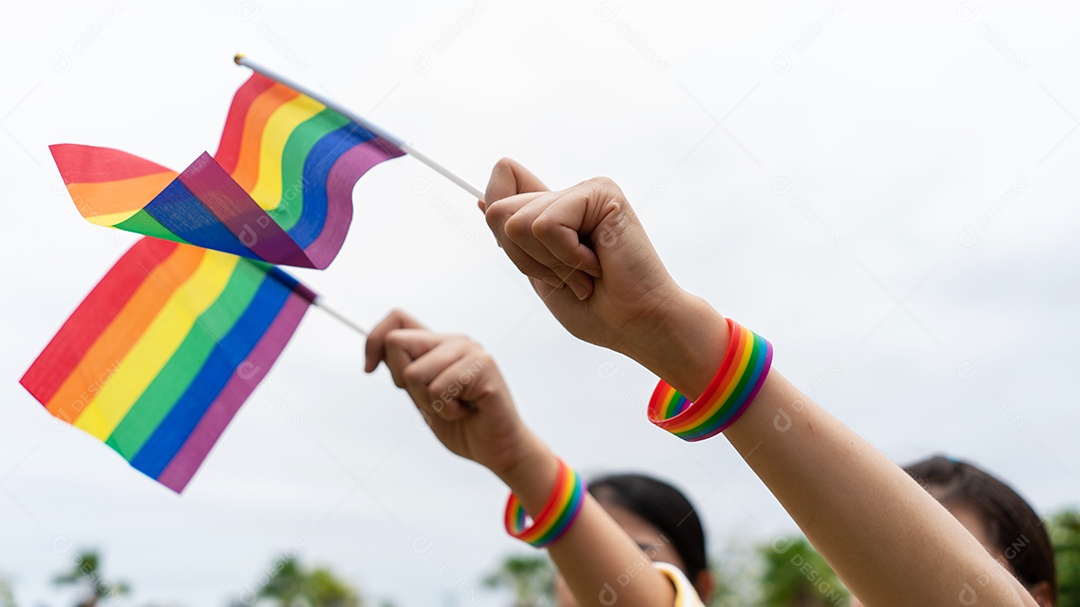 Bandeiras do arco-íris LGBTQ sendo acenadas símbolo da diversidade gay e lésbica.