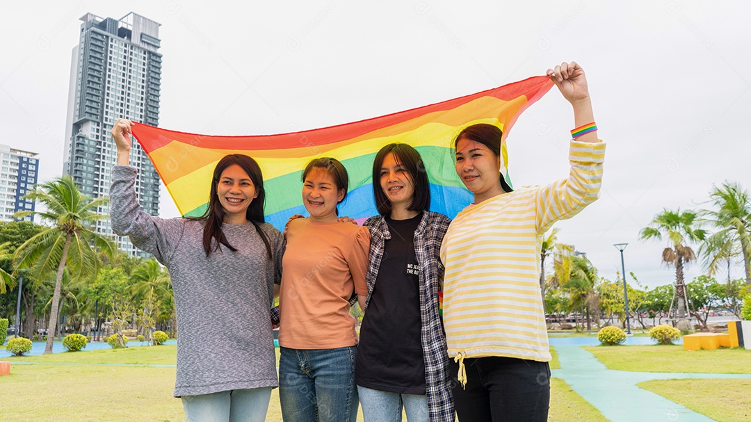Lésbicas e gays 4 pessoas abraçando ao ar livre. LGBT abraçando.