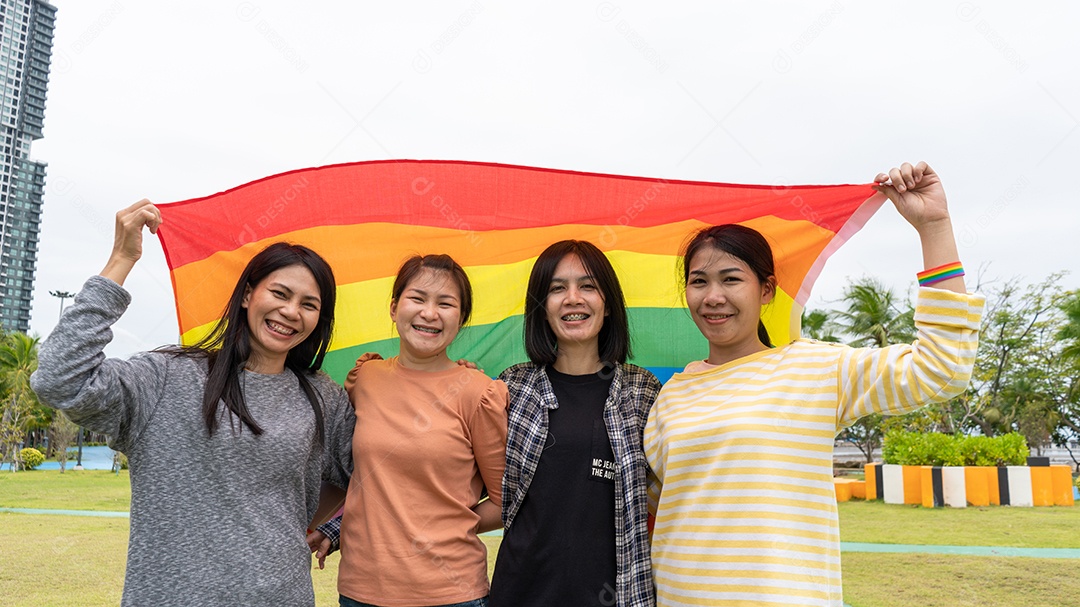 Lésbicas e gays 3 pessoas abraçando ao ar livre. LGBT abraçando.