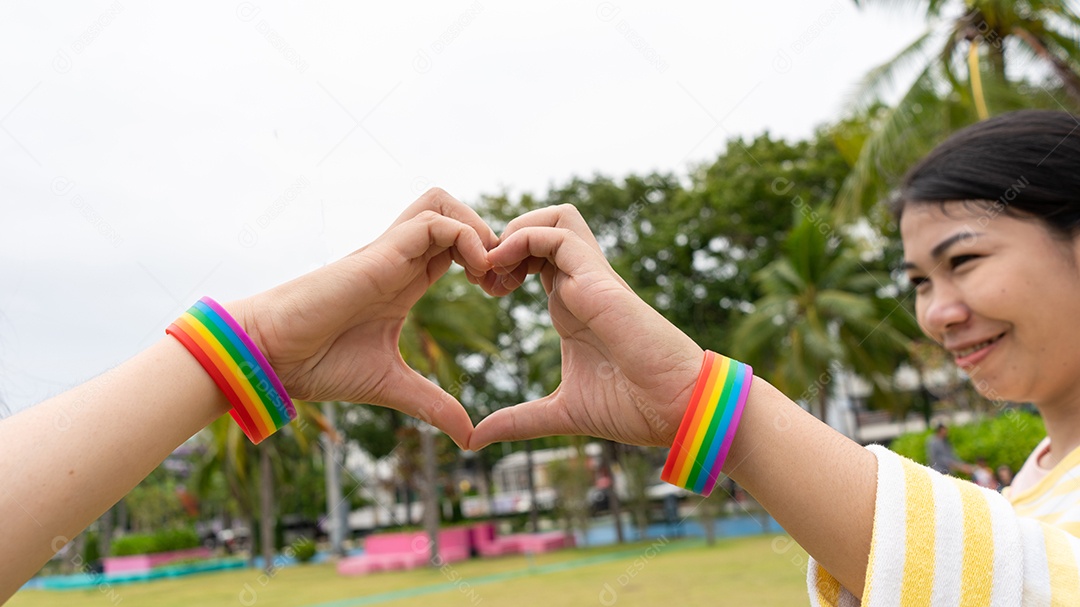 Mulher gay lésbica confia no símbolo da mão do amor ao ar livre. Golpe LGBT.