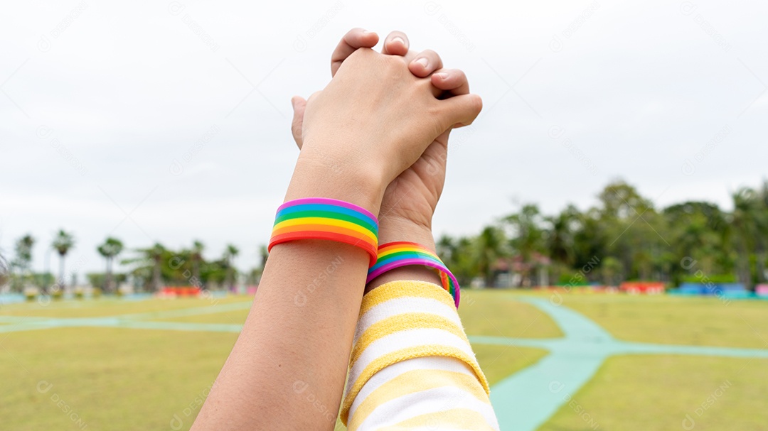 Mulher gay lésbica confia no símbolo da mão do amor ao ar livre. Golpe LGBT.