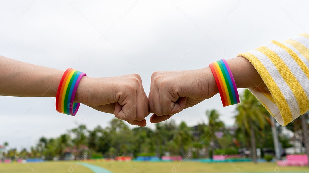 Mulher gay lésbica confia no símbolo da mão do amor ao ar livre. Golpe LGBT.