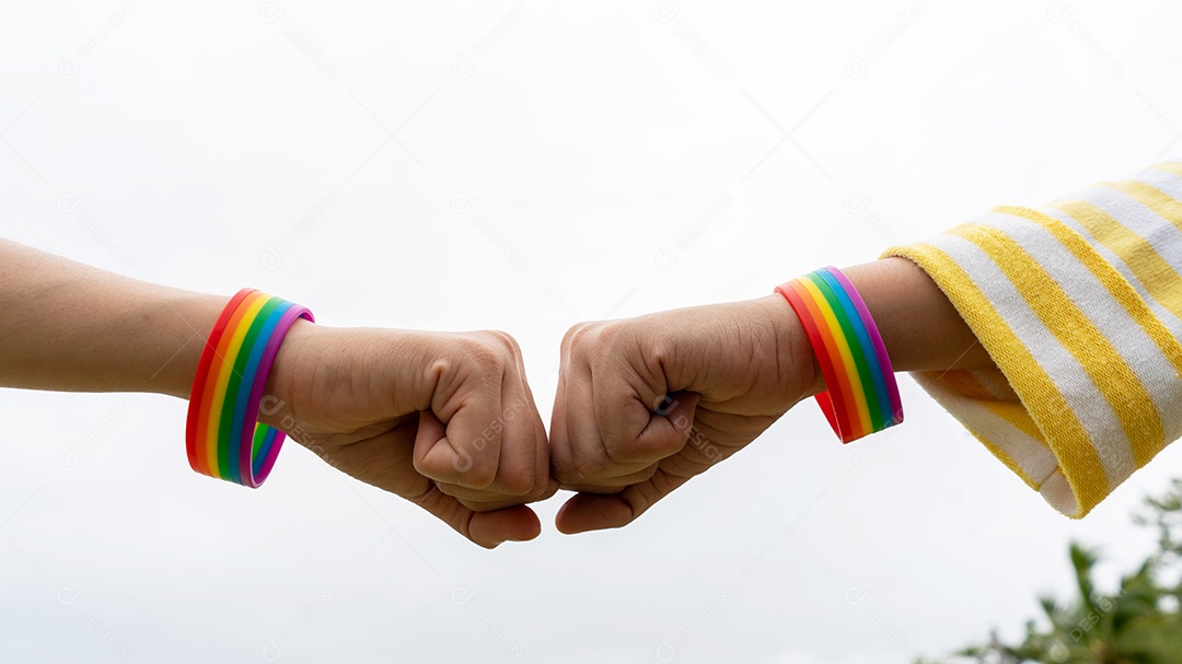 Mulher gay lésbica confia no símbolo da mão do amor ao ar livre. Golpe LGBT.