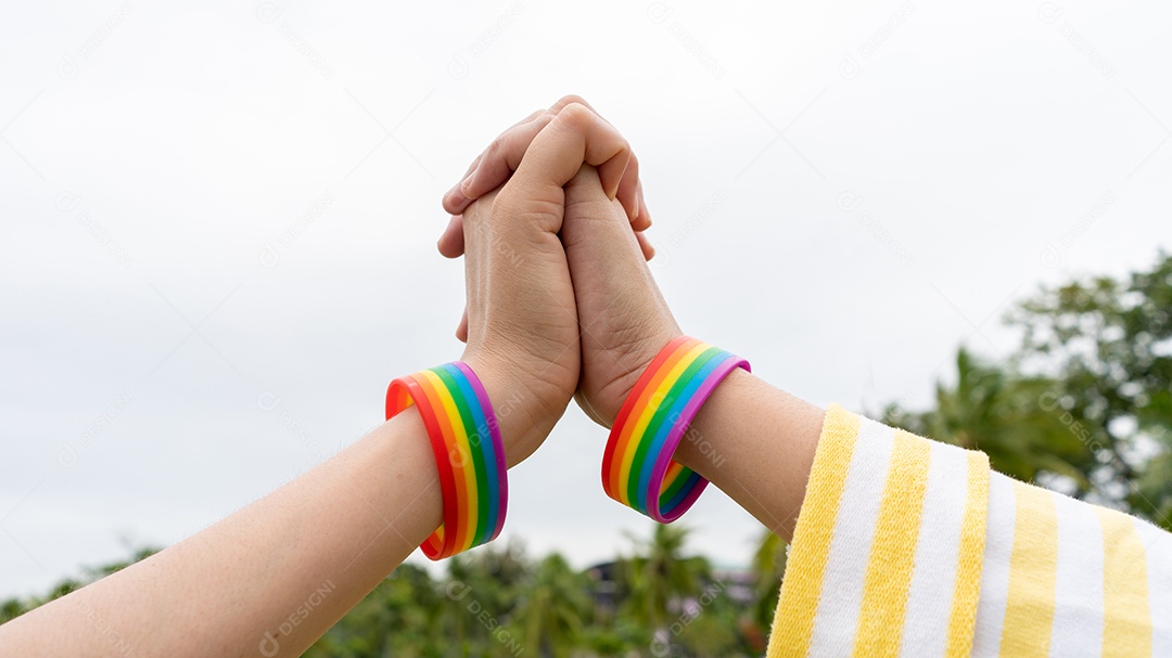 Mulher gay lésbica confia no símbolo da mão do amor ao ar livre. Golpe LGBT.