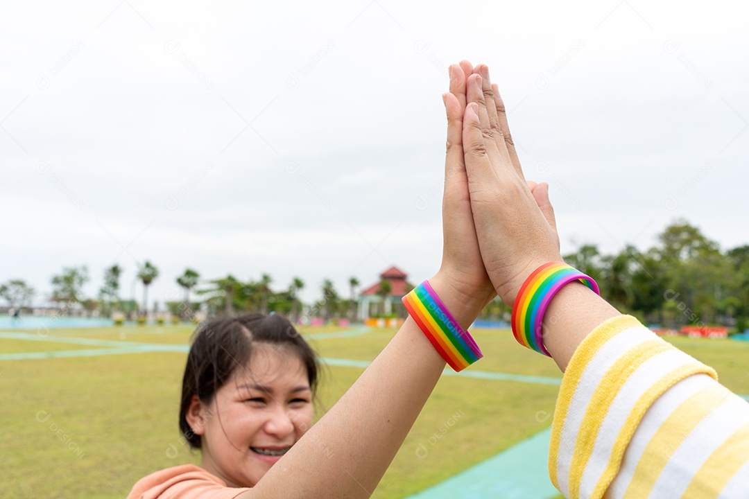 Mulher gay lésbica confia no símbolo da mão do amor ao ar livre. Golpe LGBT.