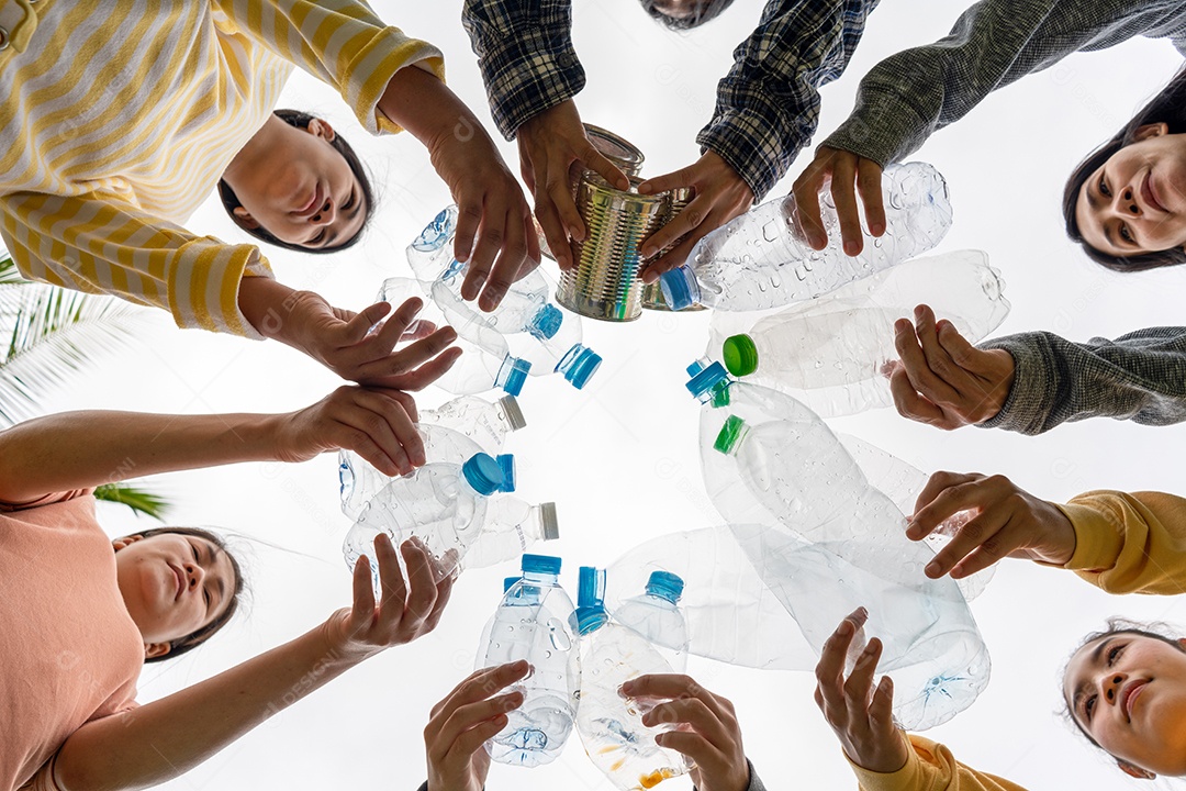 Mulher Grupo Equipe Voluntária mão segurando garrafas de plástico de lixo.