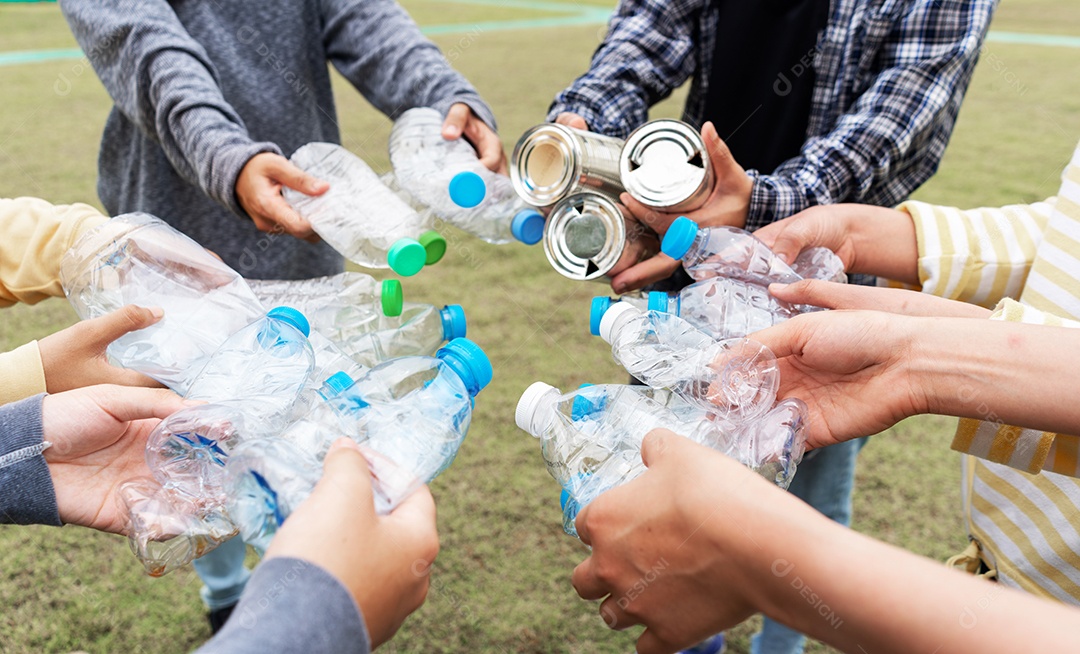 Mulher Grupo Equipe Voluntária mão segurando garrafas de plástico de lixo.