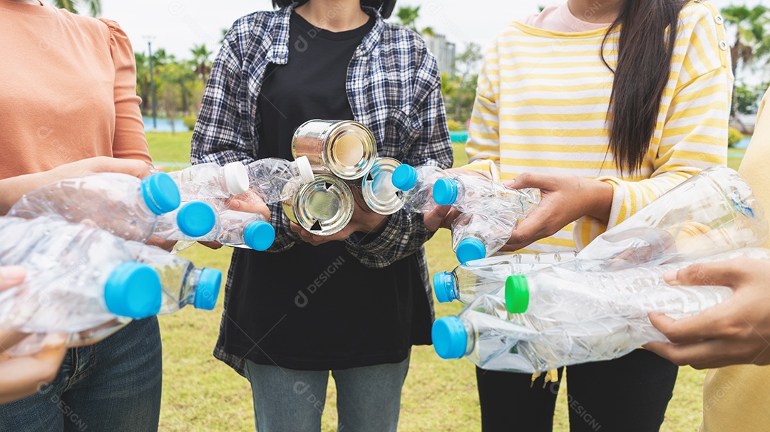 Mulher Grupo Equipe Voluntária mão segurando garrafas de plástico de lixo.