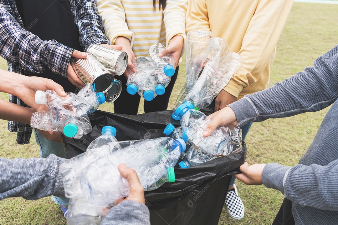 Mulher Grupo Equipe Voluntária mão segurando garrafas de plástico de lixo.