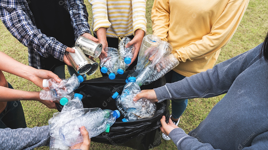 Mulher Grupo Equipe Voluntária mão segurando garrafas de plástico de lixo.