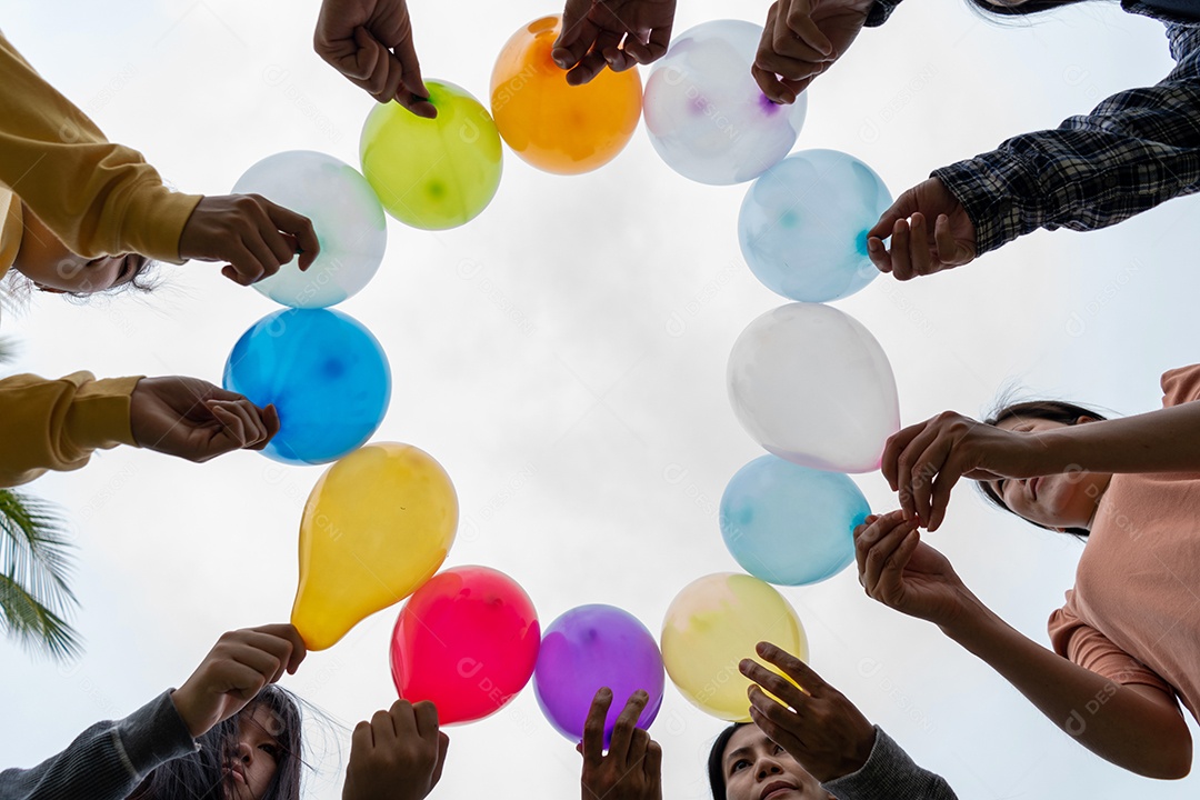 Belas mulheres se divertindo no parque soltando balões.