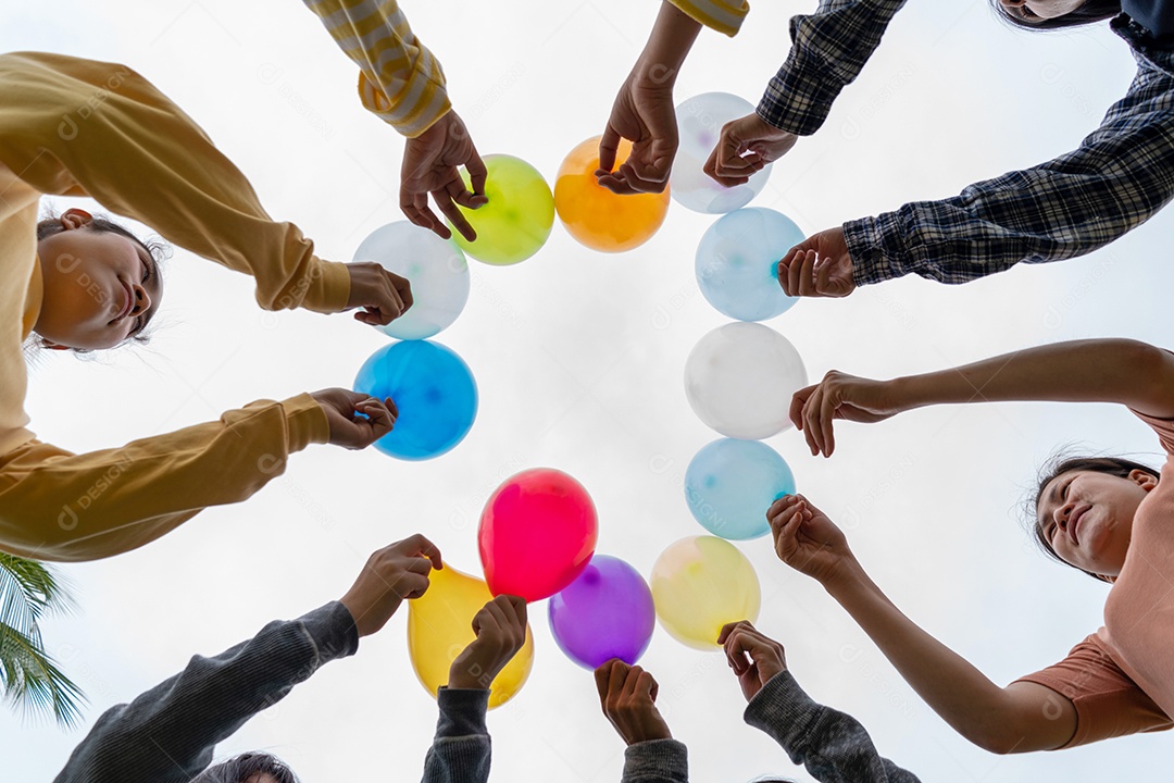 Belas mulheres se divertindo no parque soltando balões.