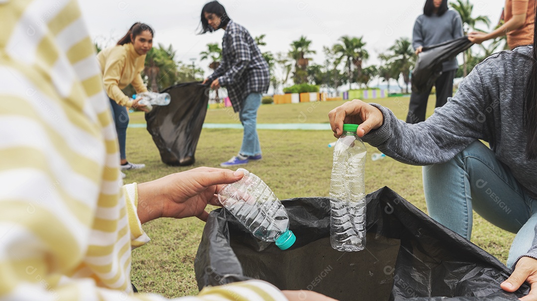 Voluntário da Equipe do Grupo de Mulheres da Ásia pegando lixo plástico.