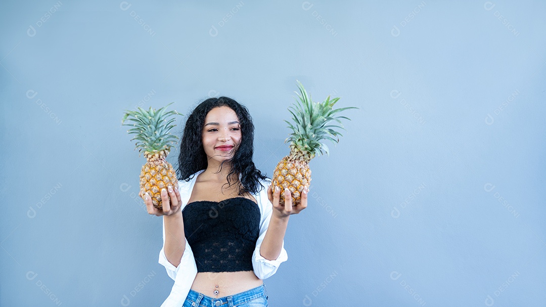 Abacaxi mostrando jovem feliz. Sorriso de mulher de frutas de abacaxi.