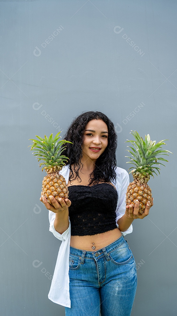 Abacaxi mostrando jovem feliz. Sorriso de mulher de frutas de abacaxi.