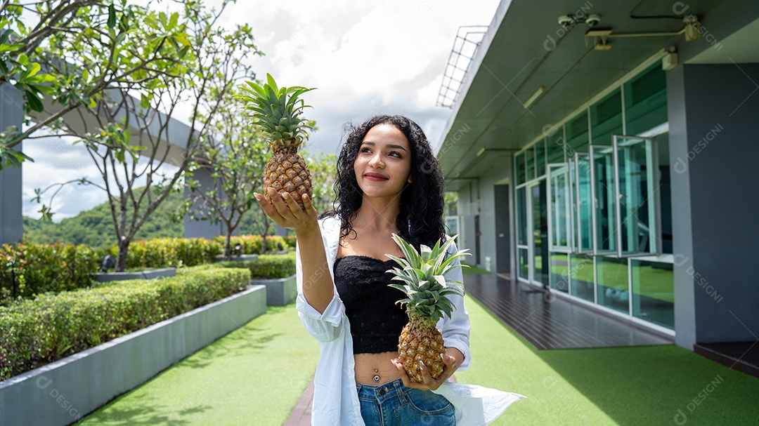 Abacaxi mostrando jovem feliz. Sorriso de mulher de frutas de abacaxi.