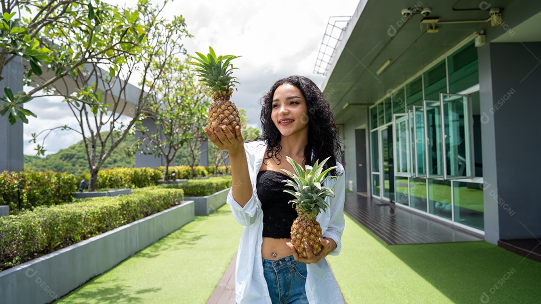Abacaxi mostrando jovem feliz. Sorriso de mulher de frutas de abacaxi.