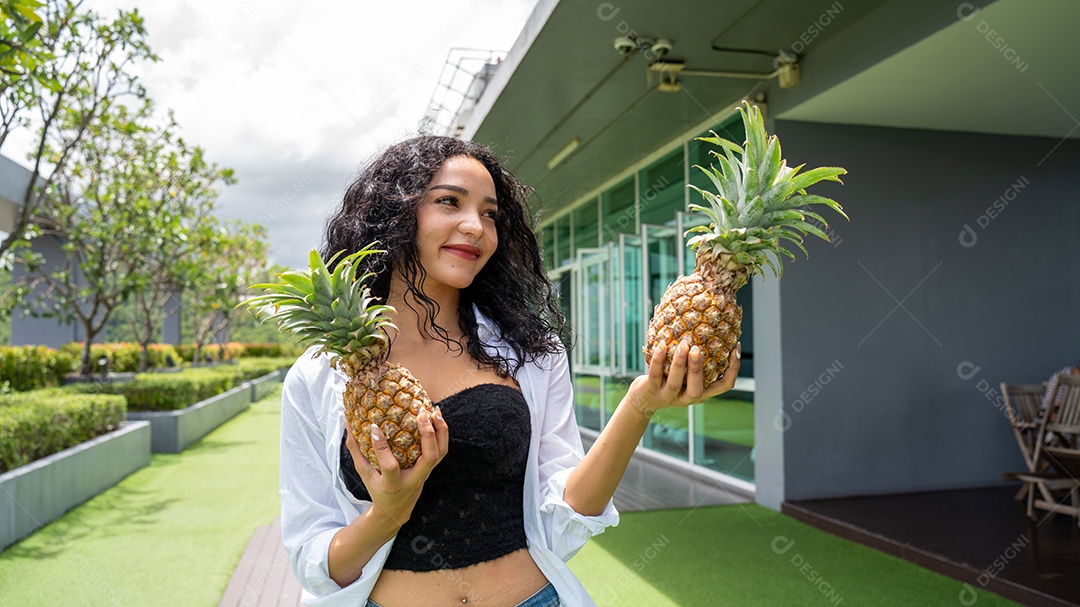 Abacaxi mostrando jovem feliz. Sorriso de mulher de frutas de abacaxi.