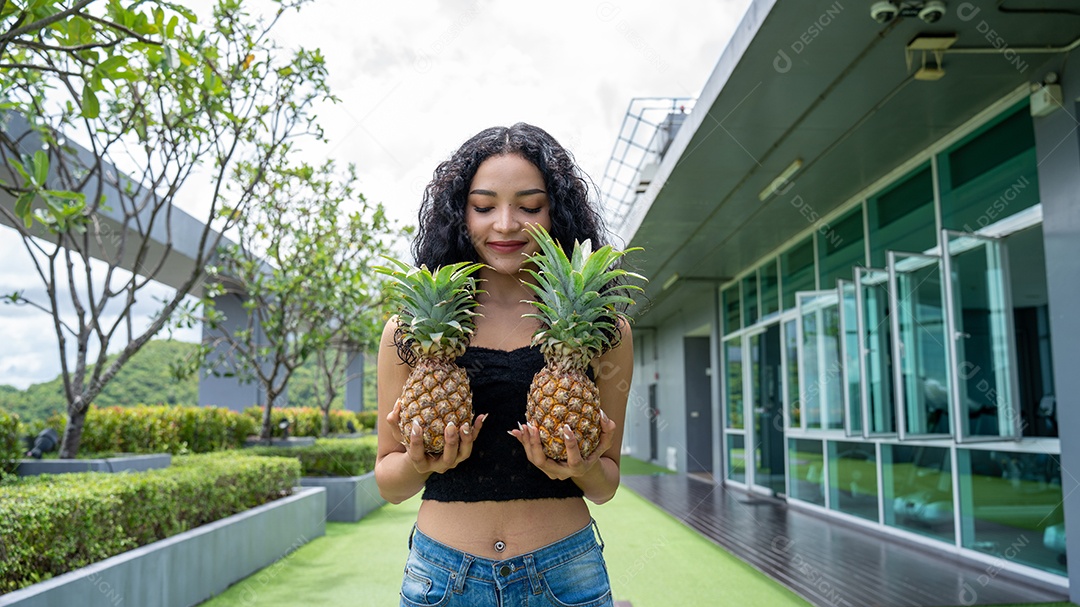 Abacaxi mostrando jovem feliz. Sorriso de mulher de frutas de abacaxi.