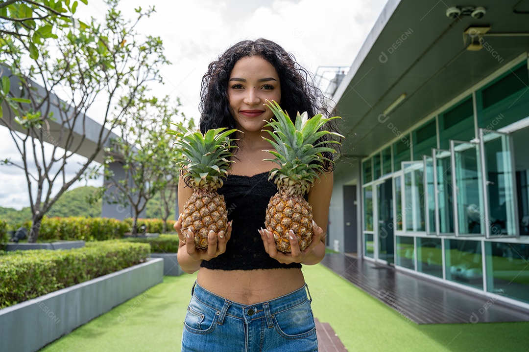 Abacaxi mostrando jovem feliz. Sorriso de mulher de frutas de abacaxi.