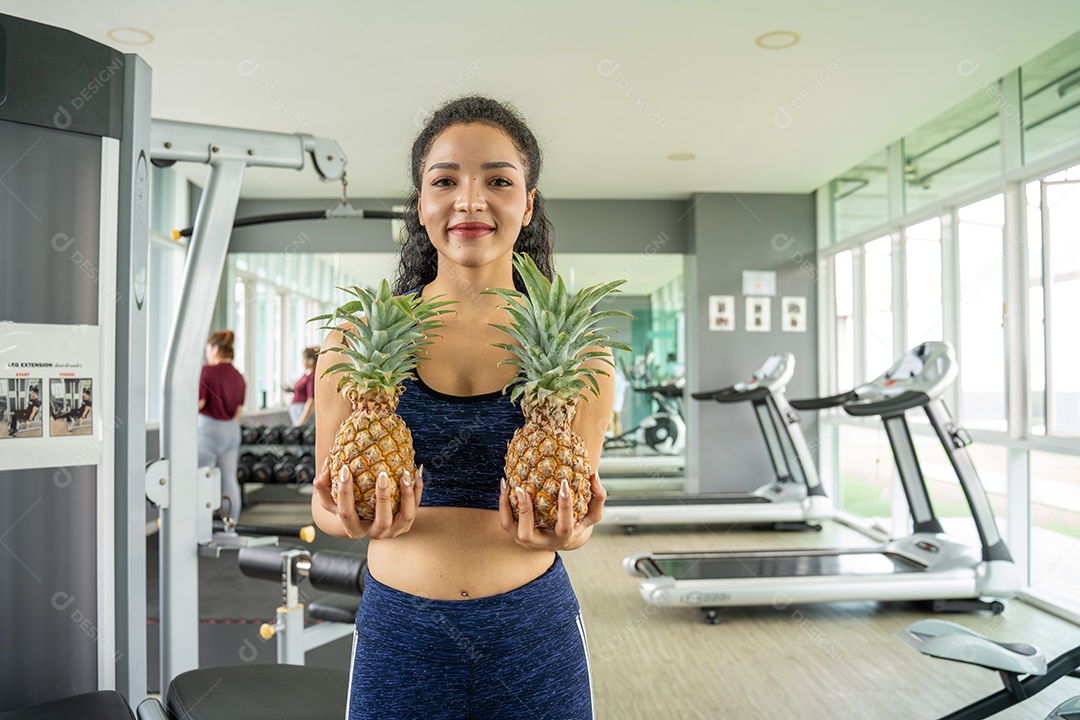 Abacaxi mostrando jovem feliz. Sorriso de mulher de frutas de abacaxi.