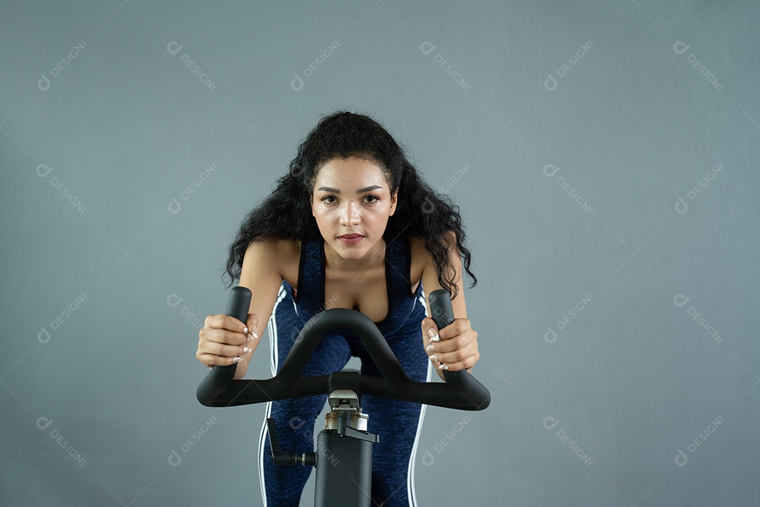 Treino de jovem no estilo de vida saudável do ginásio.