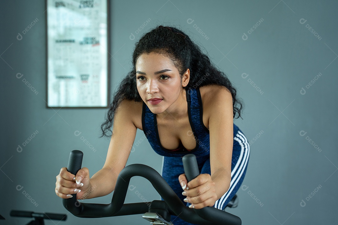 Treino de jovem no estilo de vida saudável do ginásio.
