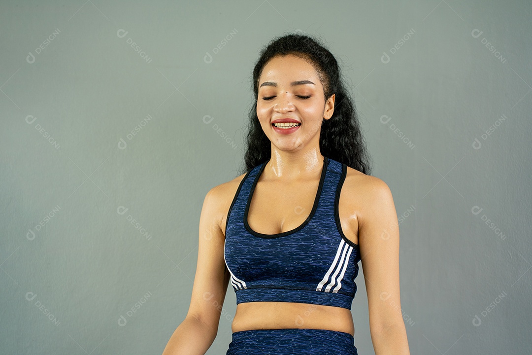 Treino de jovem no estilo de vida saudável do ginásio.