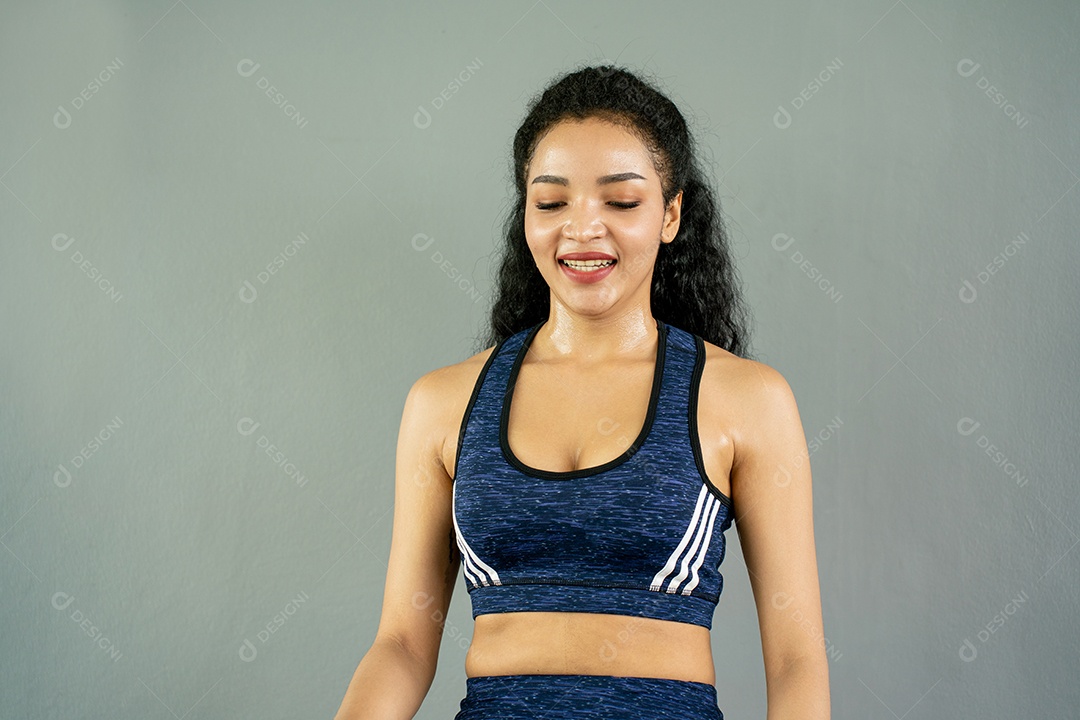 Treino de jovem no estilo de vida saudável do ginásio.