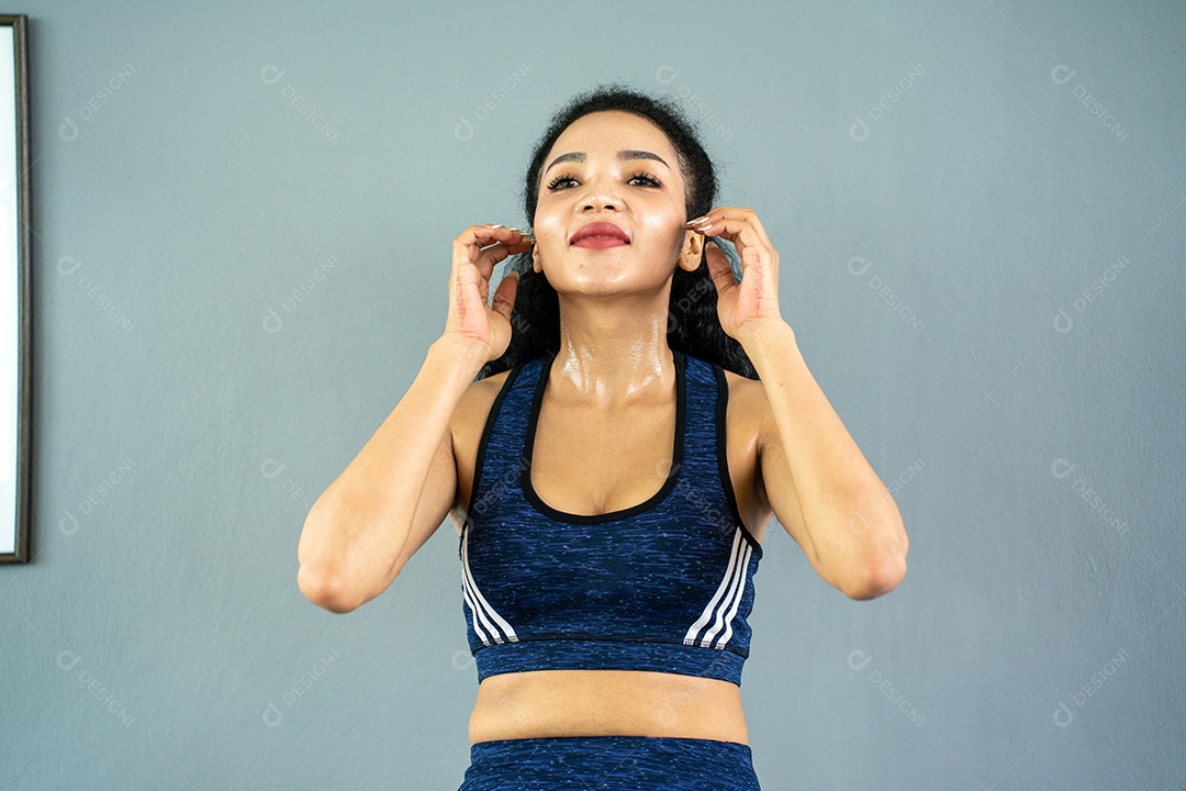 Treino de jovem no estilo de vida saudável do ginásio. Jovens