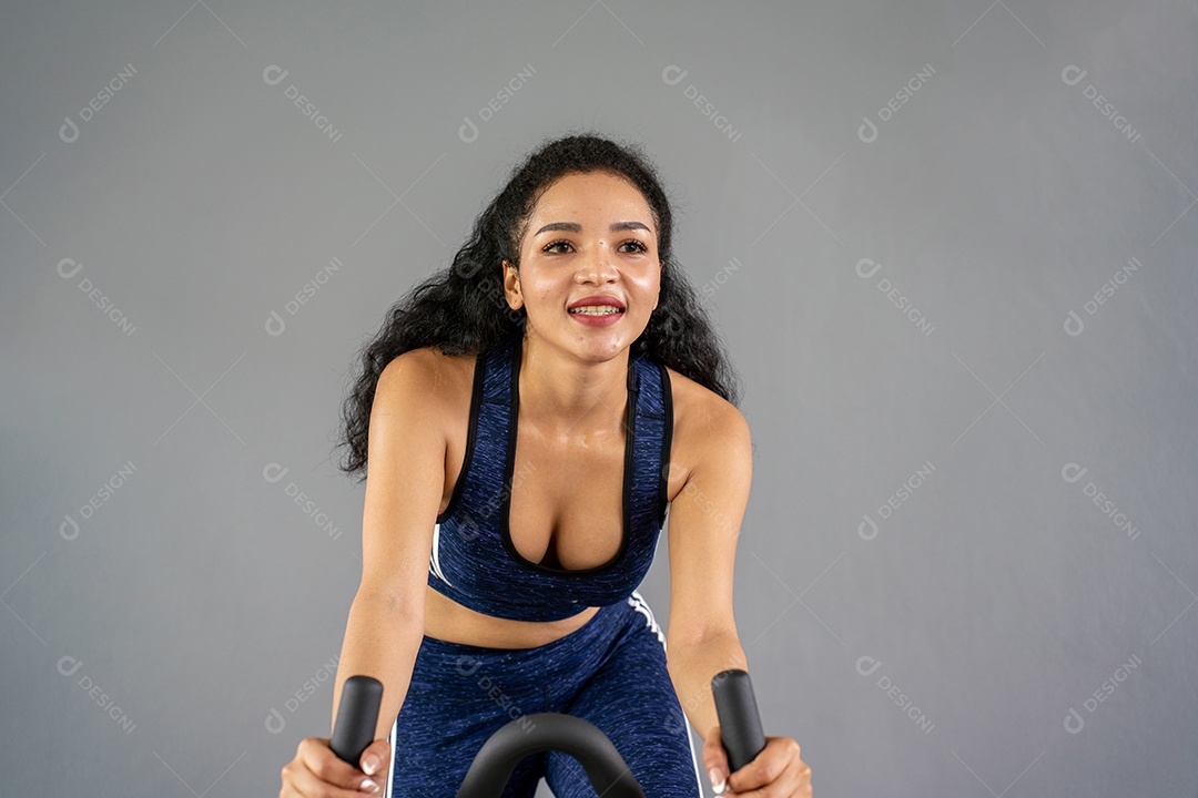 Treino de jovem no estilo de vida saudável do ginásio.