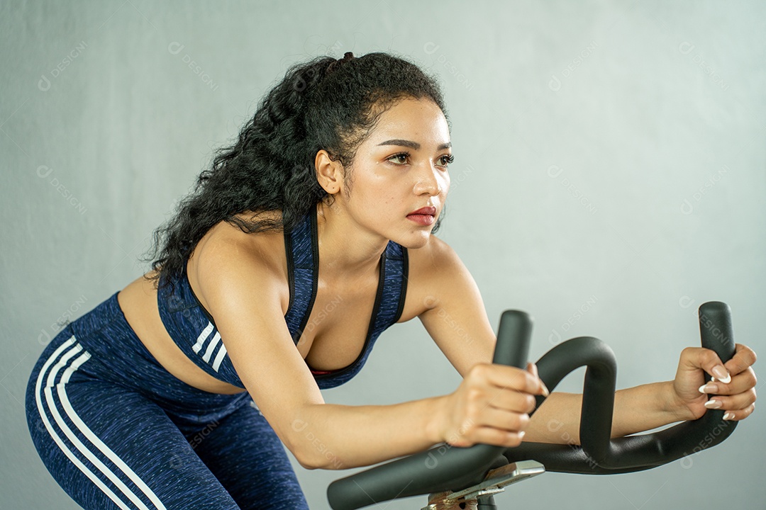 Treino de jovem no estilo de vida saudável do ginásio.