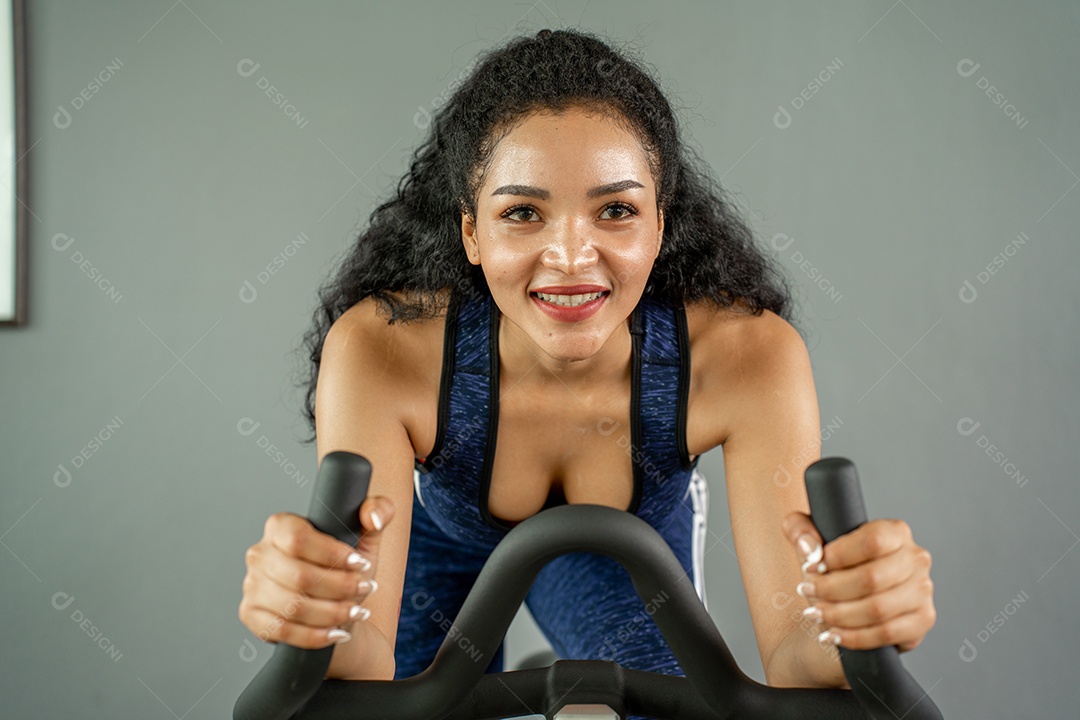 Treino de jovem no estilo de vida saudável do ginásio.