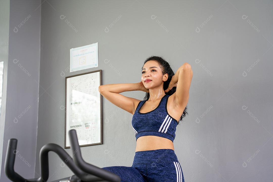 Treino de jovem no estilo de vida saudável do ginásio.