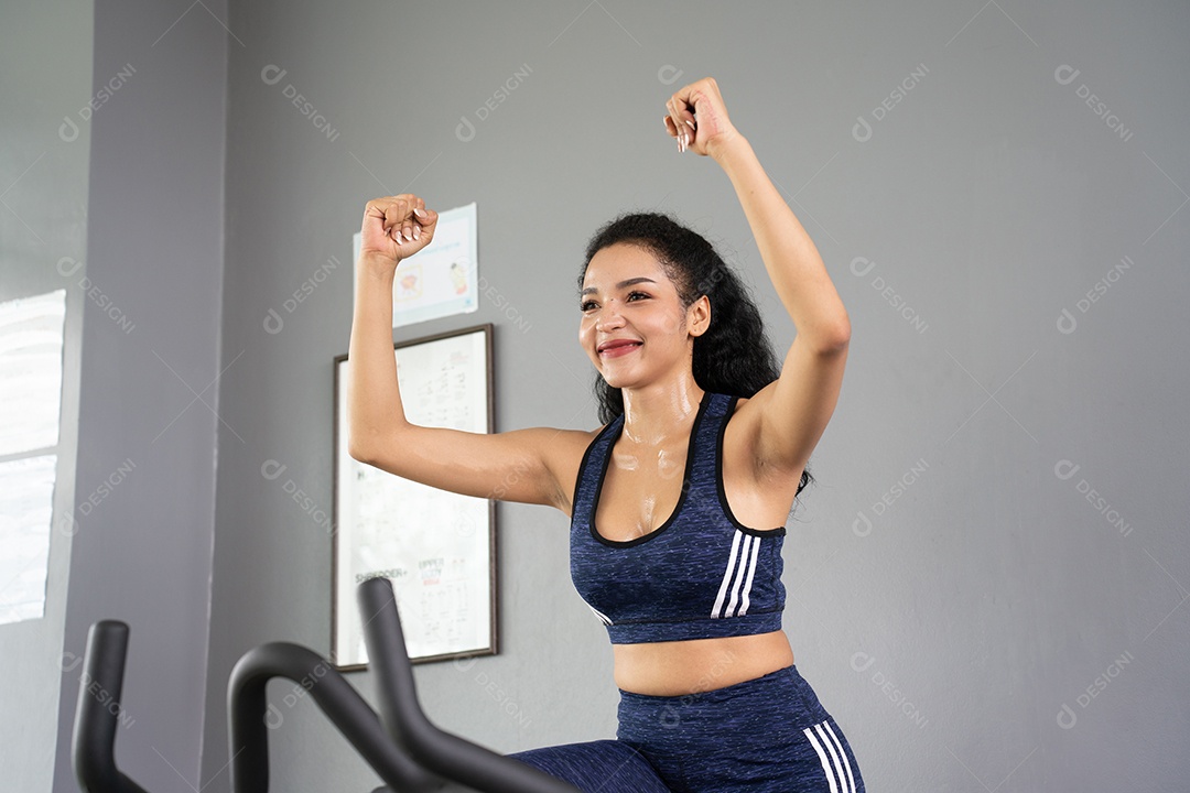 Treino de jovem no estilo de vida saudável do ginásio.