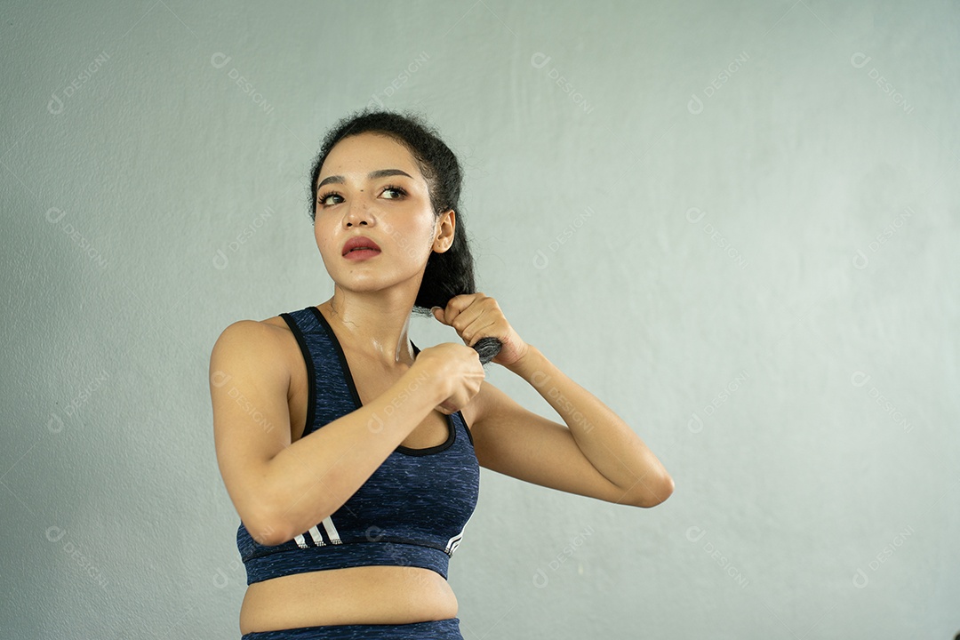Treino de jovem no estilo de vida saudável do ginásio.
