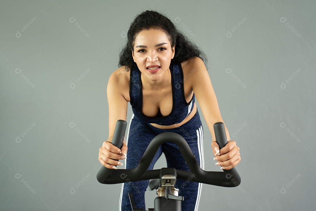 Treino de jovem no estilo de vida saudável do ginásio.