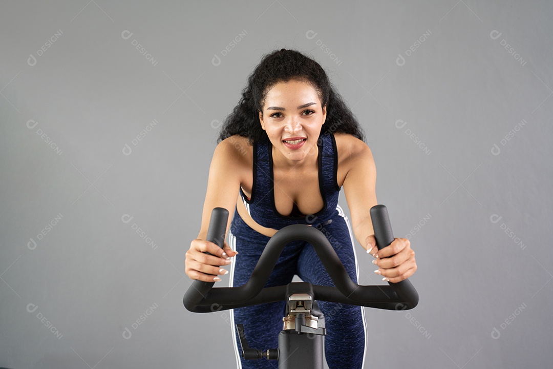 Treino de jovem no estilo de vida saudável do ginásio.