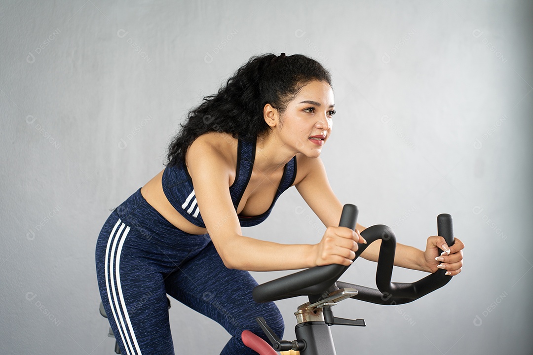 Treino de jovem no estilo de vida saudável do ginásio.
