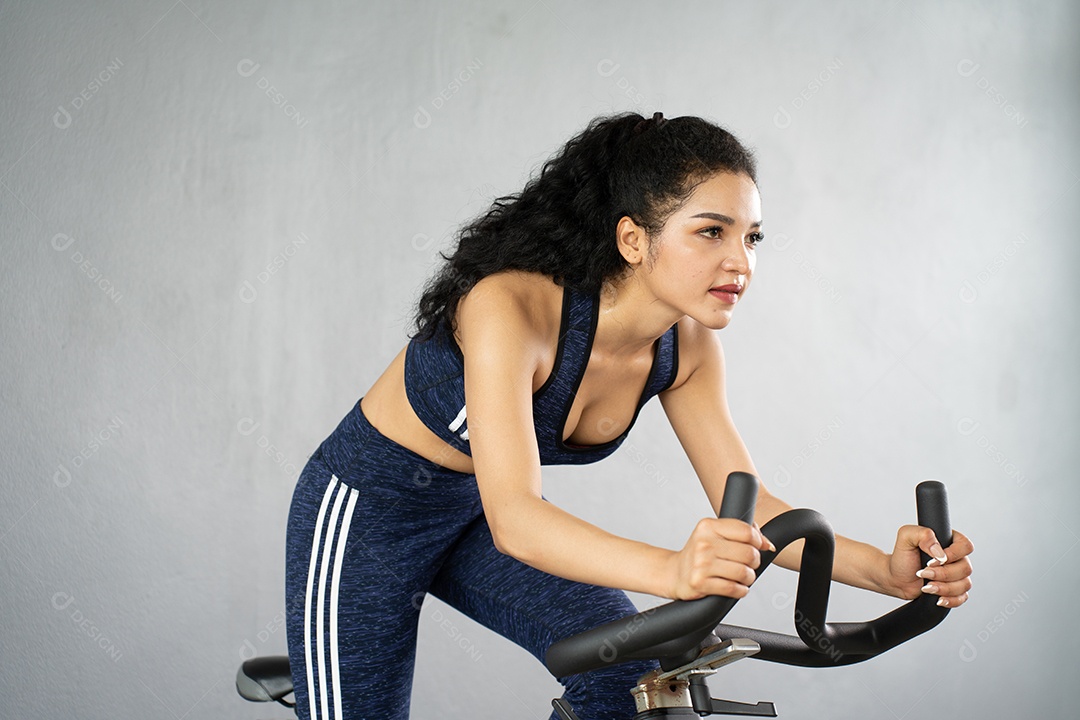 Treino de jovem no estilo de vida saudável do ginásio.