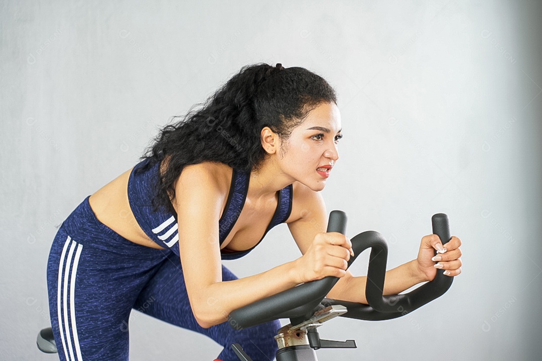 Treino de jovem no estilo de vida saudável do ginásio.